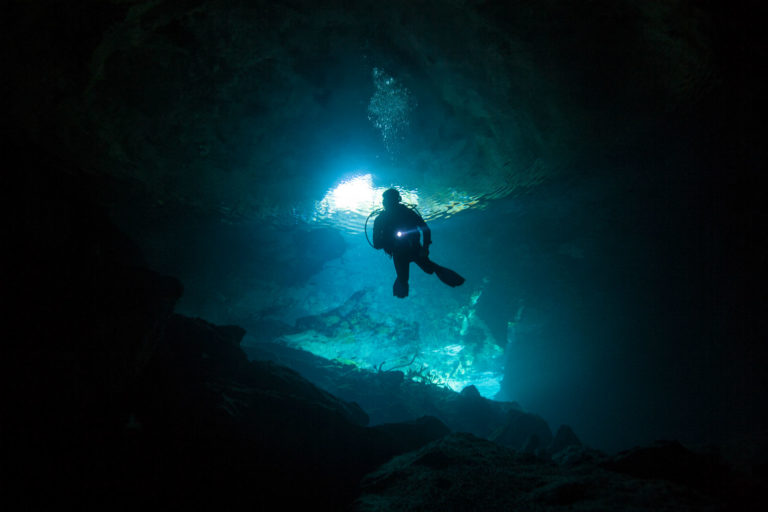Apelidado de cemitério dos mergulhadores, estima-se que centenas de pessoas perderam a vida ao mergulhar no Blue Hole, no Mar Vermelho.