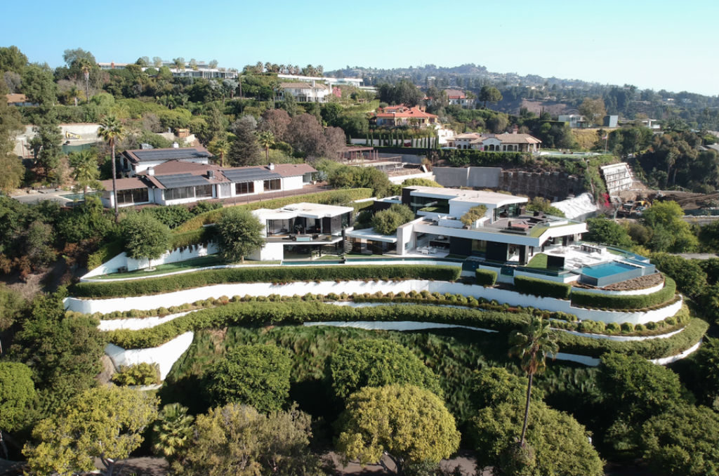 Luxuosa casa em Beverly Hills cercada pela natureza exuberante!