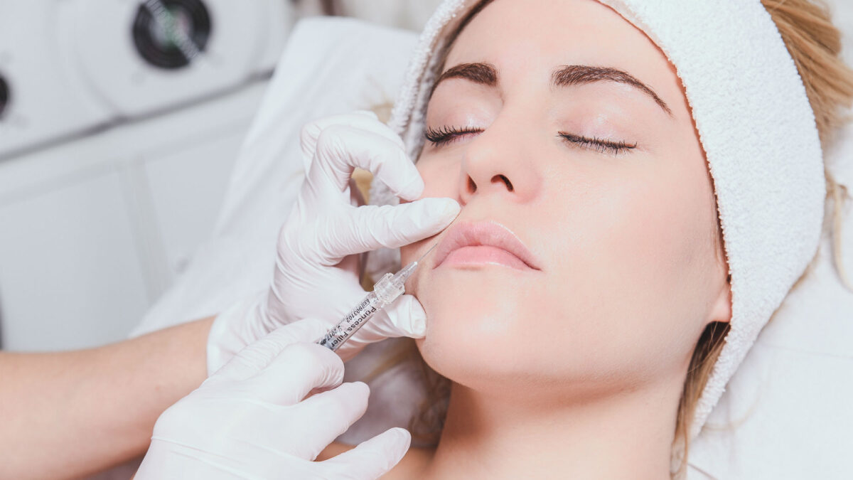 Profissional realizando procedimento estético