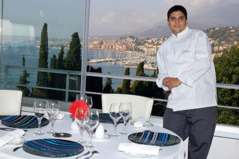 Chef Mauro Colagreco nascido na Argentina posa no terraço do seu restaurante Mirazur em Menton, sul da França