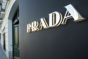 Fachada de loja da Prada: design discreto, lucro exuberante (Foto: Getty Images)
