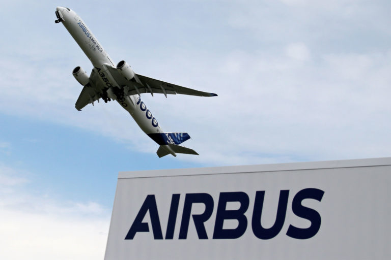 Avião decolando e logotipo da Airbus à direita