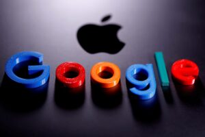 Logo do Google em cima de um Macbook, da Apple