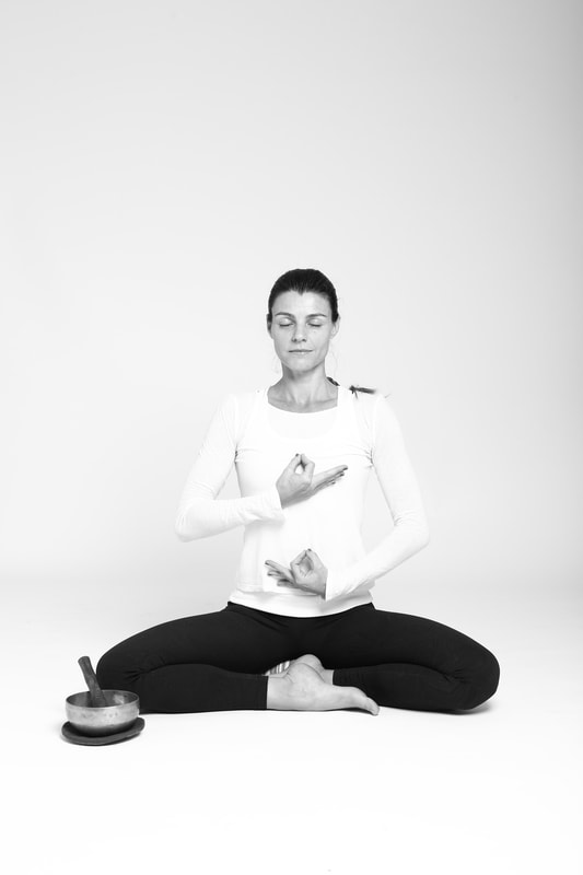 Instrutora de ioga empreende ensinando bem-estar - Forbes