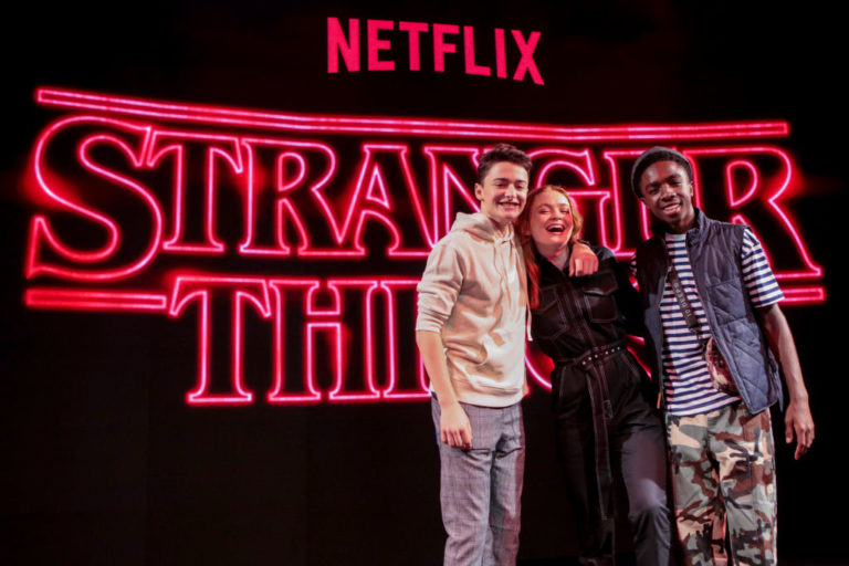 Disney+, Netflix e  flertam nas redes sociais e surpreendem