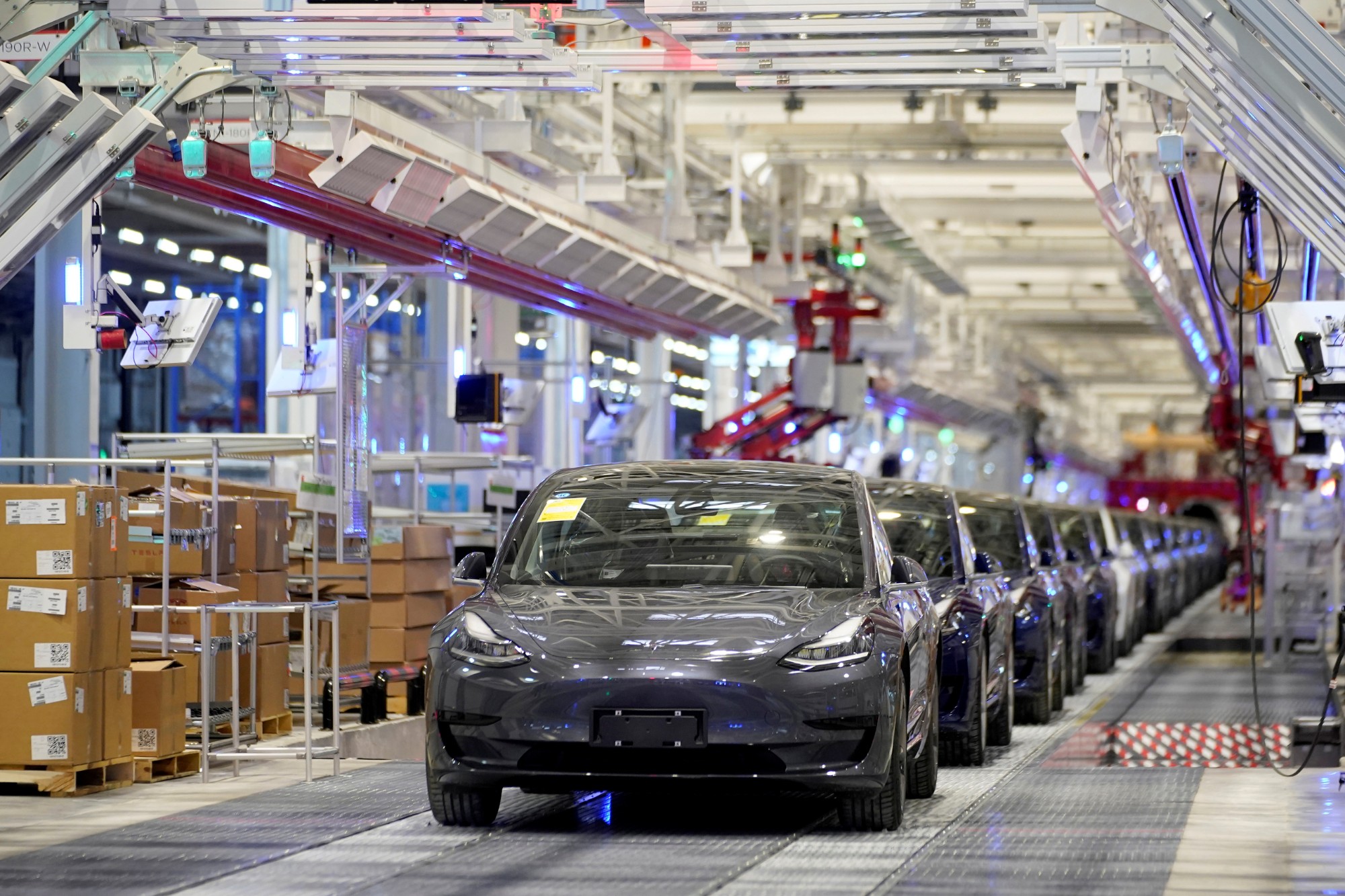 Automóveis elétricos da GM vão poder usar rede da Tesla em 2024 - Expresso