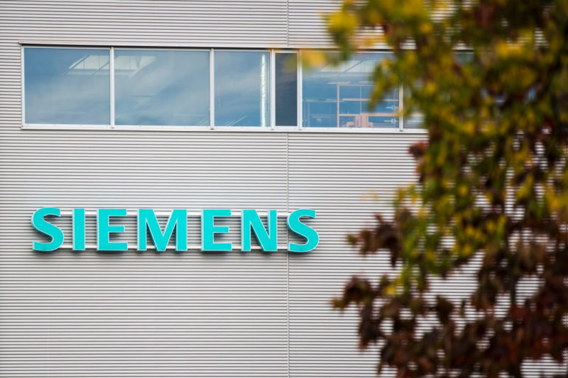 9. Siemens

Segmento: Engenharia, manufatura
Ano de fundação: 1847
País: Alemanha
CEO: Joe Kaeser 
Sede: Munique, Alemanha
Valor de mercado: US$ 75,4 bilhões