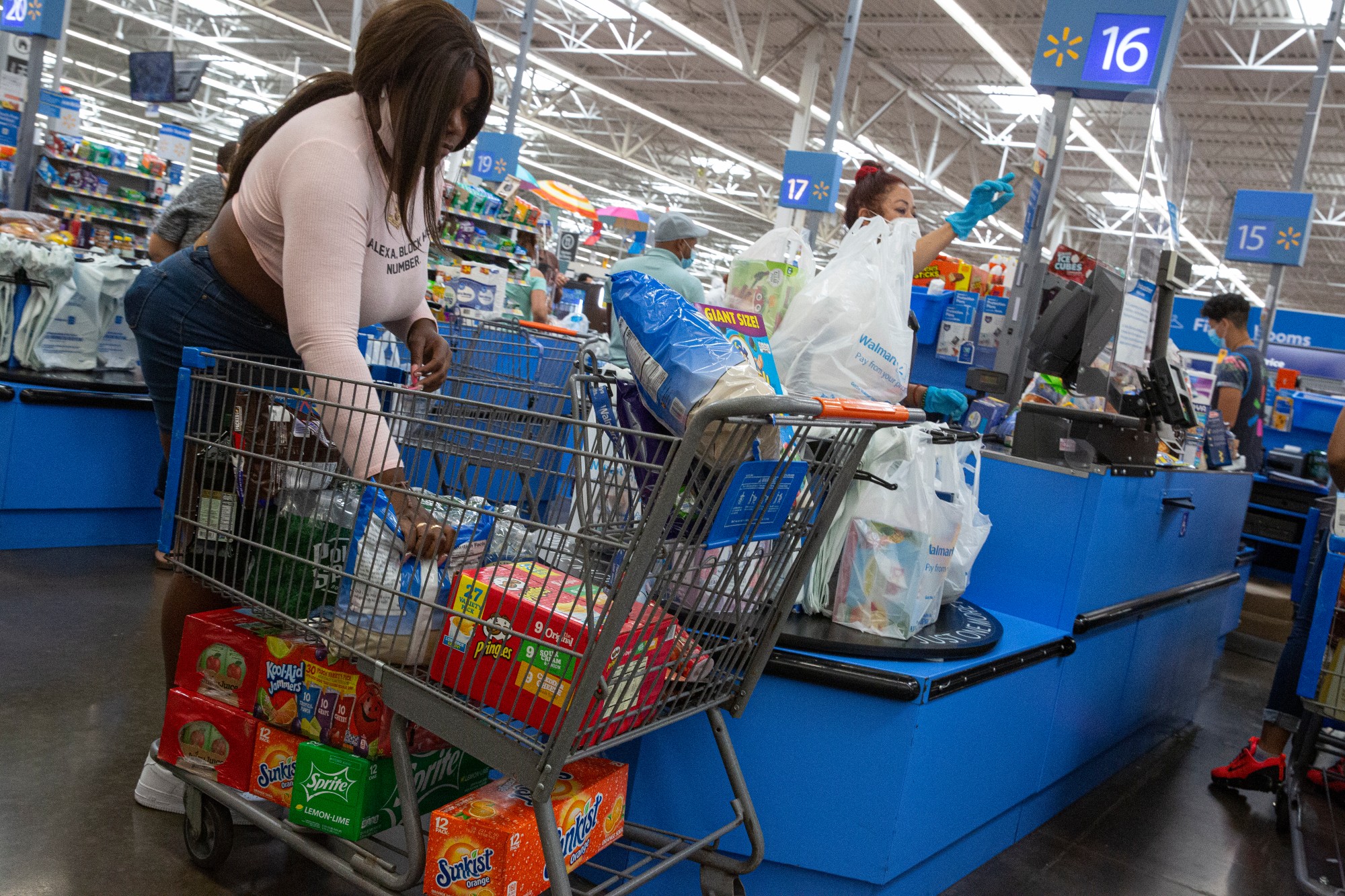 Cade aprova compra de operações do Walmart no Brasil pela Advent, Economia