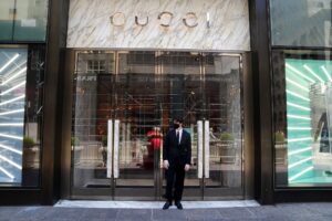 Fachada de loja da Gucci: vendas em queda (Foto: Carlo Allegri/ Reuters)