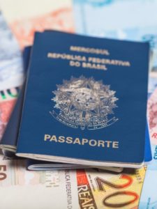 Passaportes em cima de notas de 20 reais