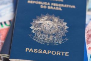 Passaportes em cima de notas de 20 reais