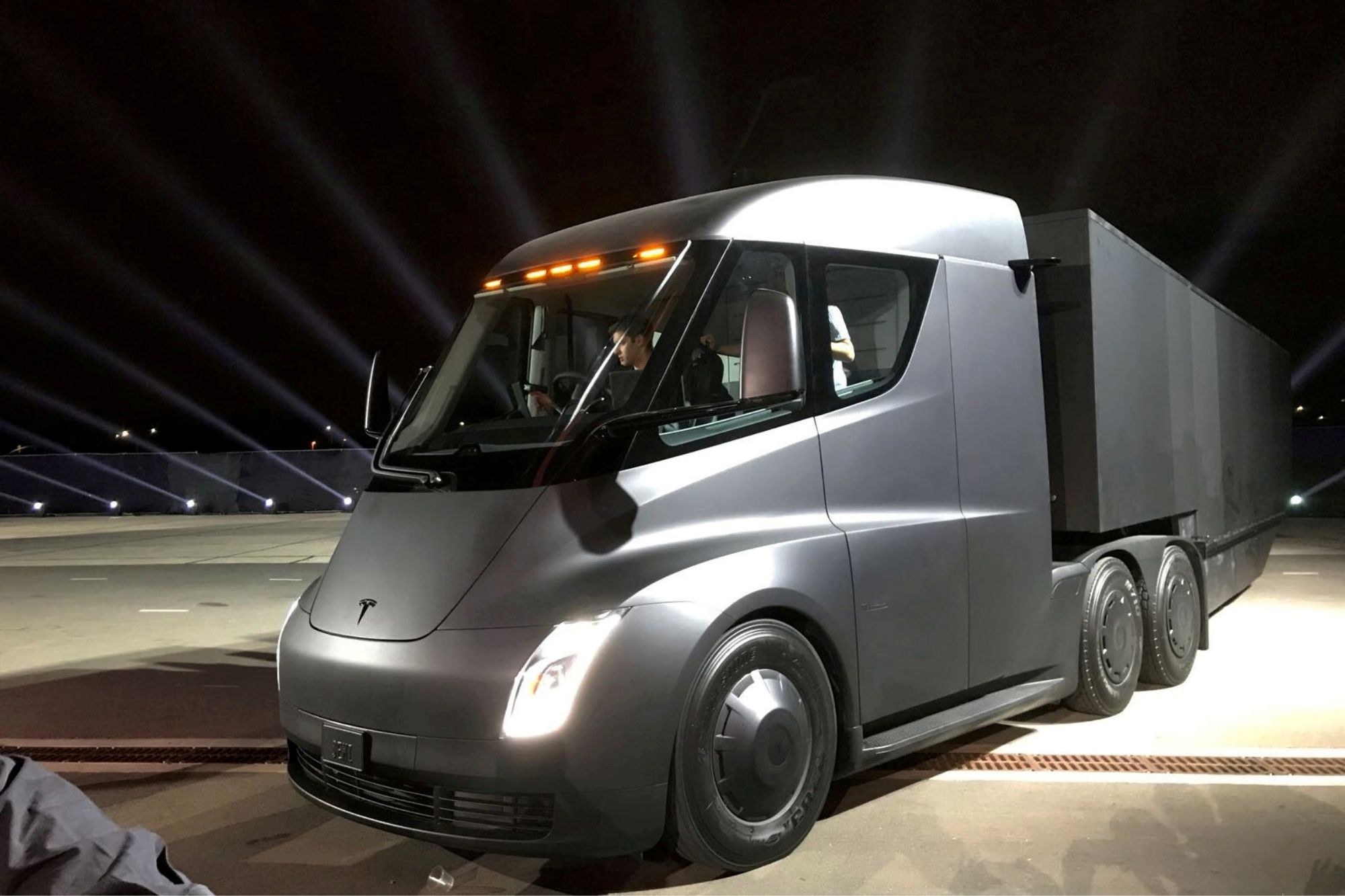 Caminhão Tesla Semi chega em dezembro (e já teve problema)