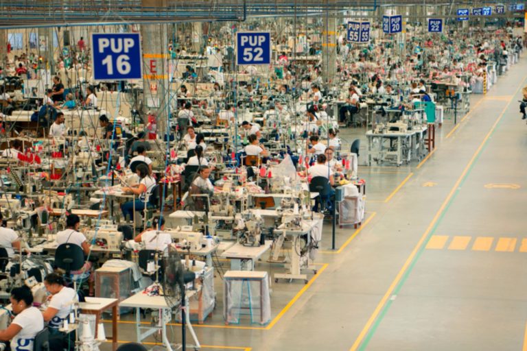 Pessoas trabalhando em fábrica têxtil