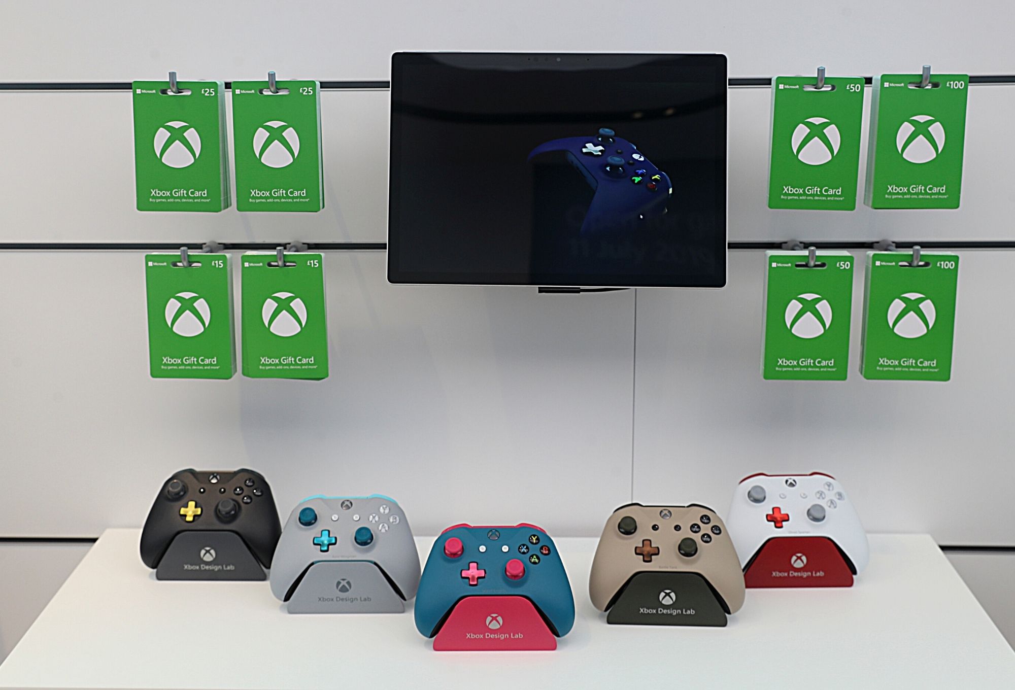 Microsoft apresenta seu novo console Xbox One X