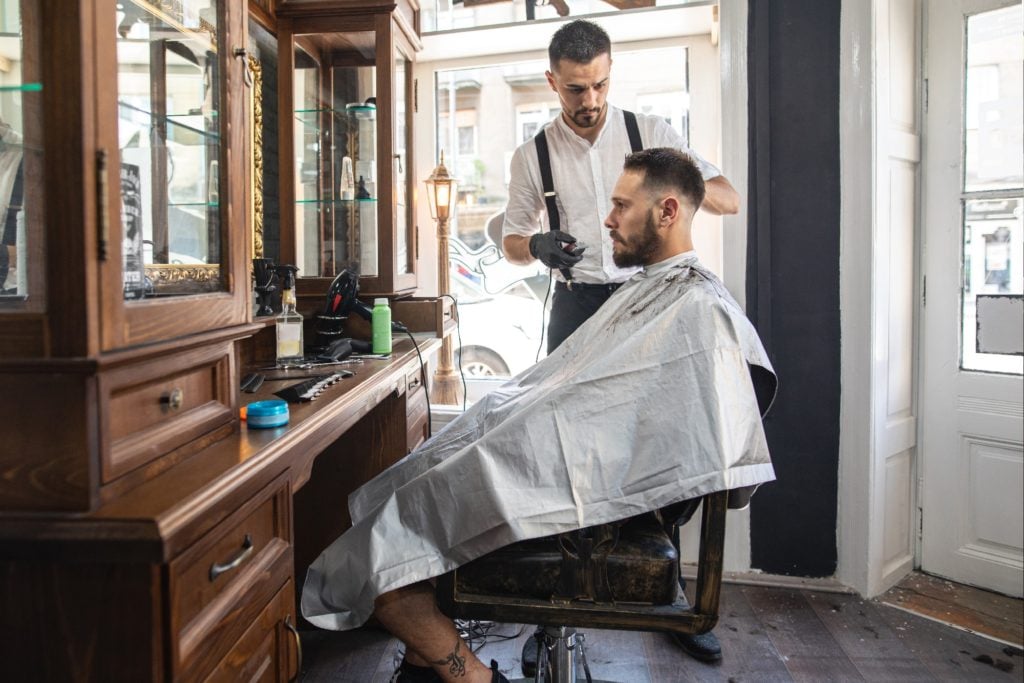 Ele tem grande estilo barbearia conceito cópia espaço homem