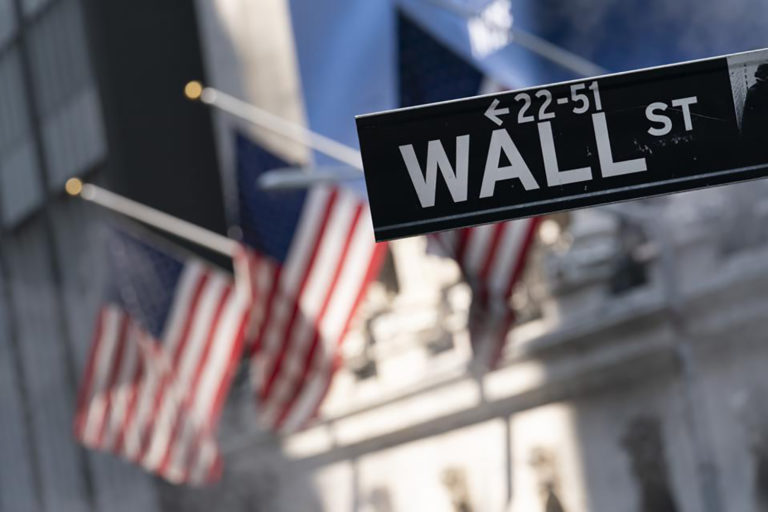 Placa de rua indicando Wall Street