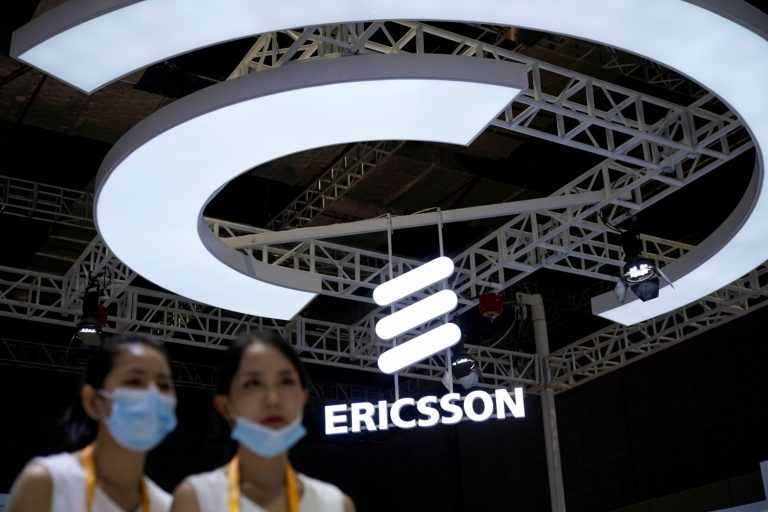 Mulheres na frente de logotipo da Ericsson