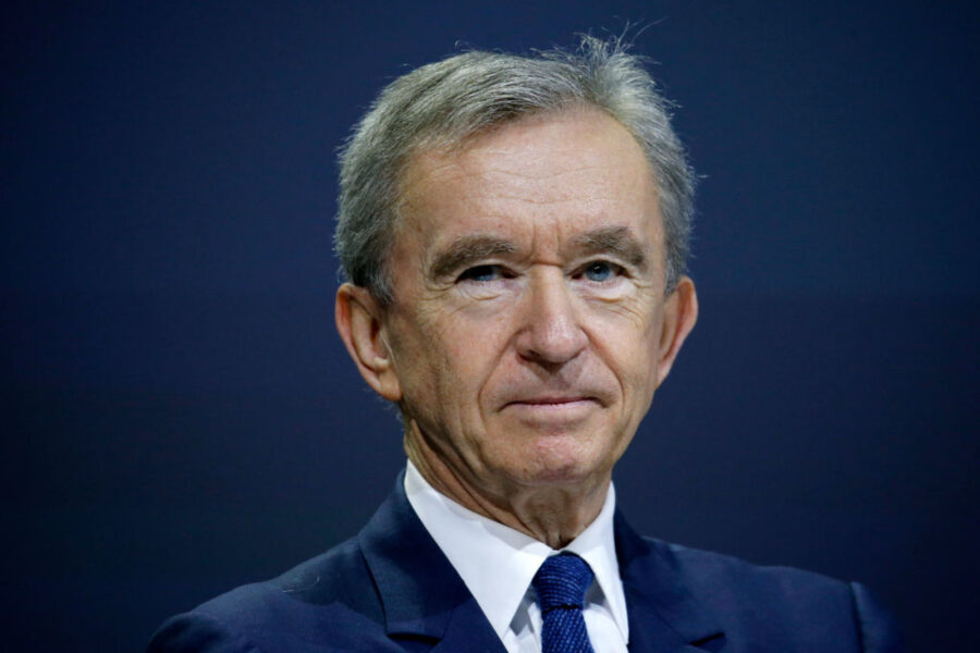 Após queda de US$ 10 bilhões em sua fortuna, Bernard Arnault deixa de ser o homem mais rico do mundo