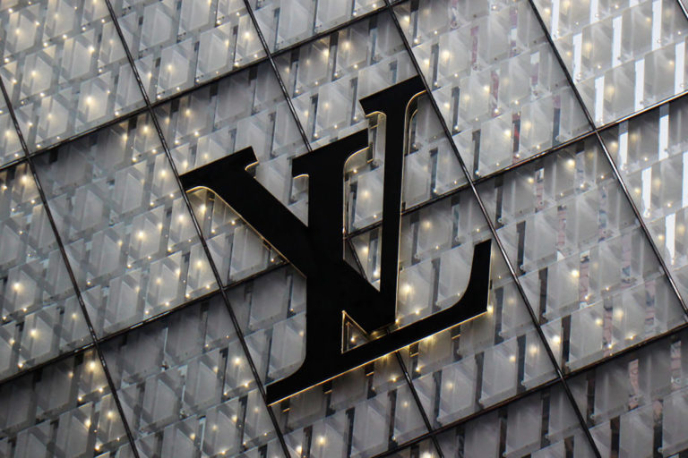 Vendedor da Louis Vuitton ensina como amarrar perfeitamente o