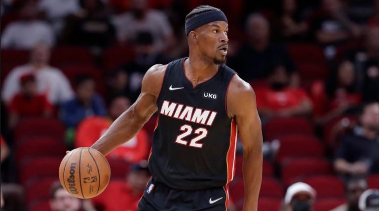 Jimmy Butler, astro do Miami Heats, apareceu com um visual completamen