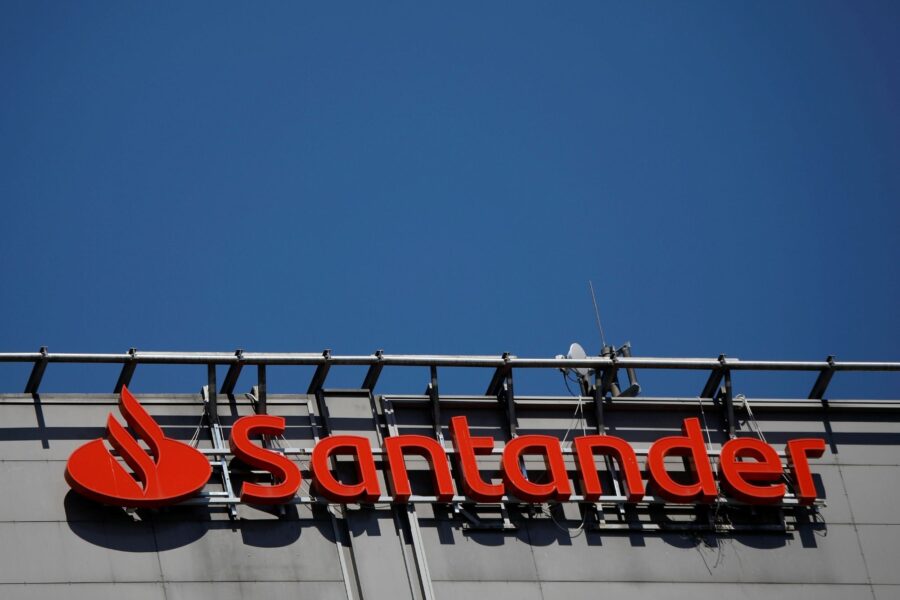Logo do Santander em fachada