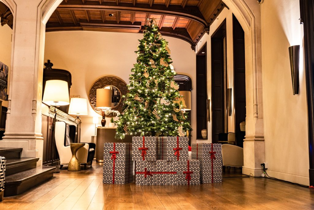 Árvores de Natal assinadas por marcas de luxo pelo mundo