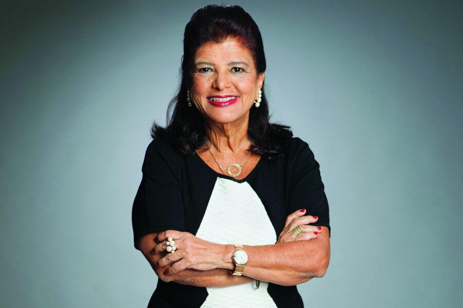 Luiza Trajano sorrindo de braços cruzados