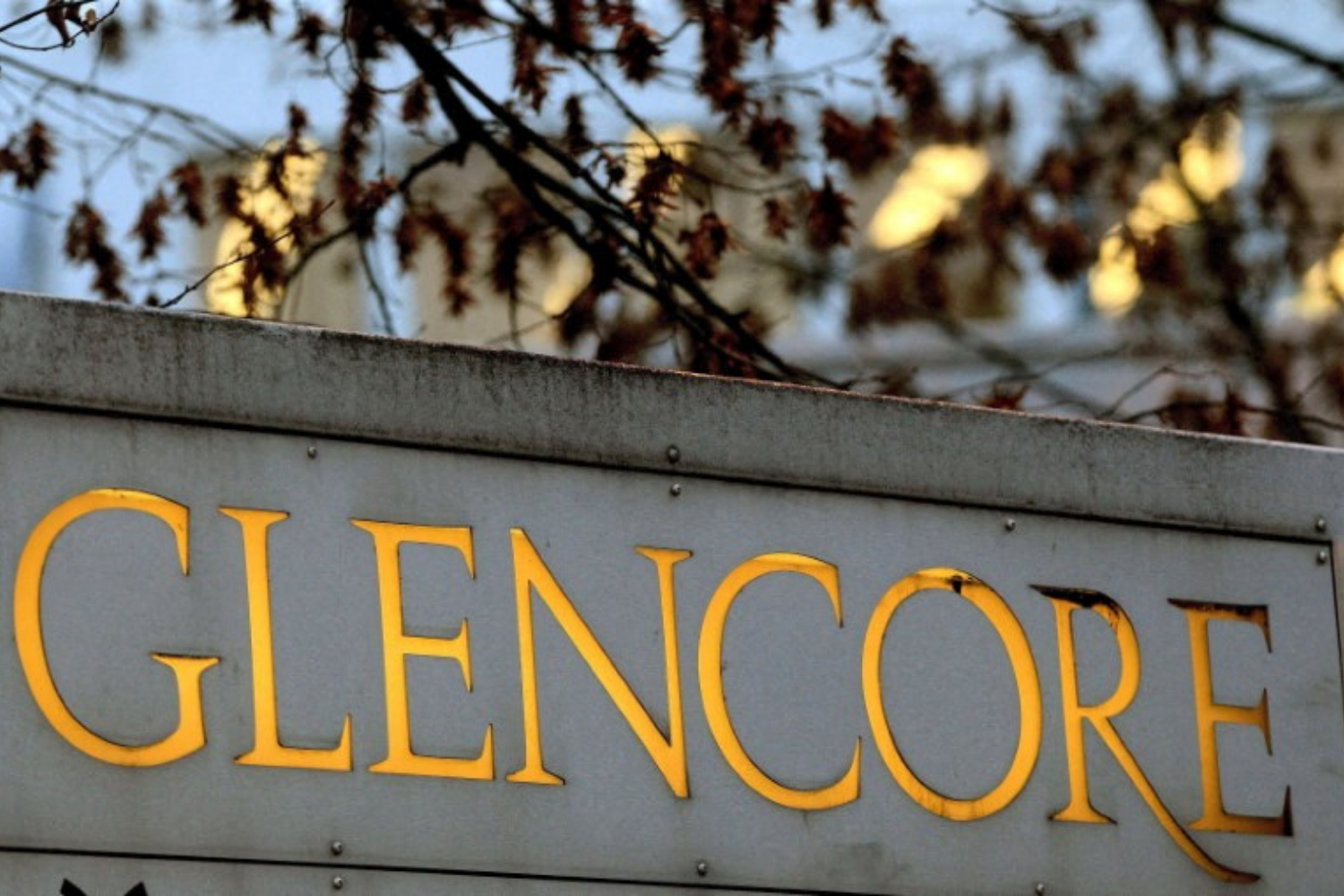 Logo da Glencore fotografado na sede da empresa, em Baar, Suíça