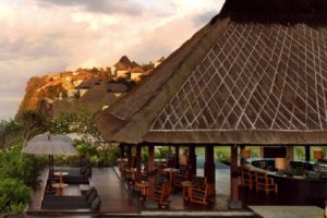 Casa de madeira com paisagem para as montanhas do Bulgari Resort, em Bali