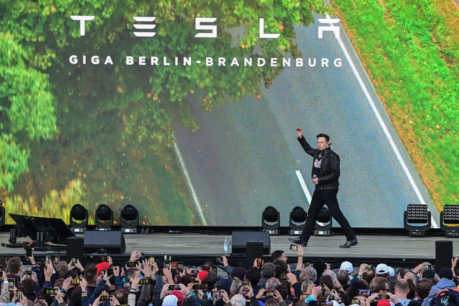 O CEO da Tesla, Elon Musk, cumprimenta os fãs na fábrica Giga Berlin da empresa em outubro de 2021.