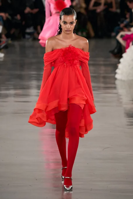 As roupas mudaram de cor neste desfile da Semana da Moda de Paris que se  tornou viral – NiT