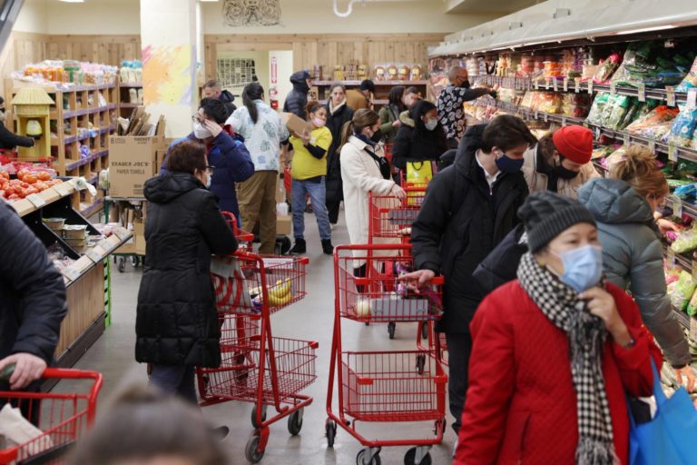 Pessoas em supermercado nos EUA