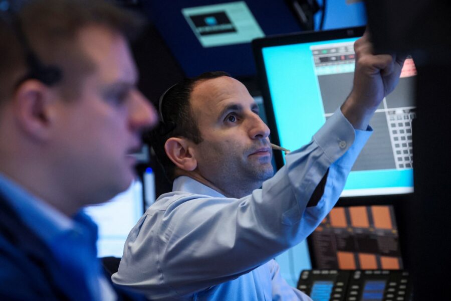 Imagem mostra corretores em Wall Street, Nova York