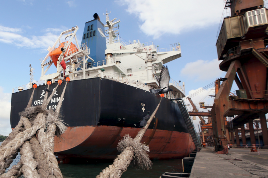 Navio no porto brasileiro