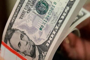 Notas de dólar sendo contadas com dedo da mão