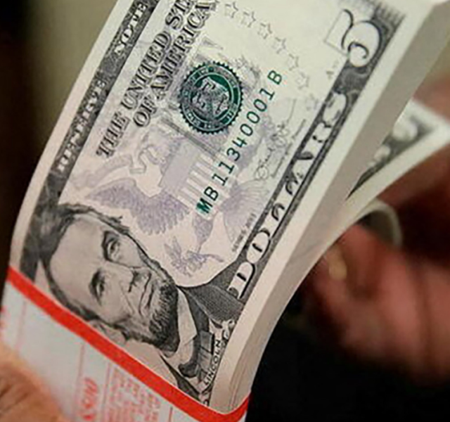 Notas de dólar sendo contadas com dedo da mão
