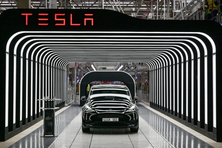 Foto mostra carro da Tesla em evento da montadora de carros elétricos