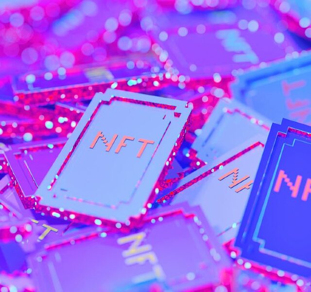 Representação de fichas de NFT, coloridas em roxo e rosa.