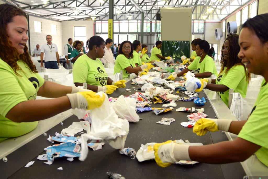 Pessoas produzindo na fábrica Boomera