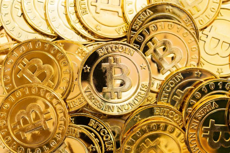 Criptomoedas em moedas de ouro