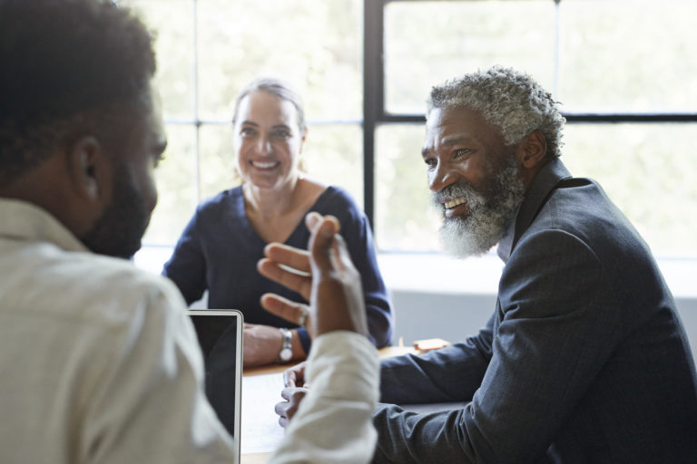 Foto de Rapazes Amigos Jogando Um Jogo De Xadrez Crianças Ambiente Urbano e  mais fotos de stock de Brincar - iStock