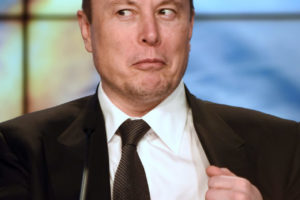 Elon Musk fazendo careta olhando para os lados