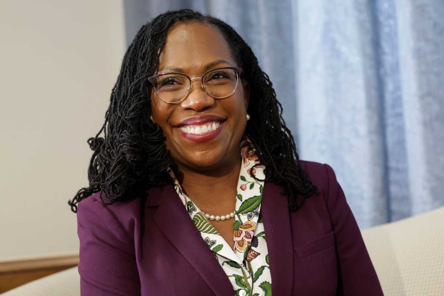 Ketanji Brown Jackson toma posse como primeira mulher negra na Suprema Corte  dos EUA - Forbes