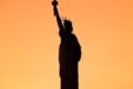 Silhueta da Estátua da Liberdade, em Nova York, durante o pôr do sol