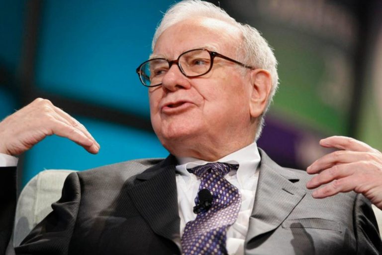 Foto de Warren Buffet, investidor bilionário, falando