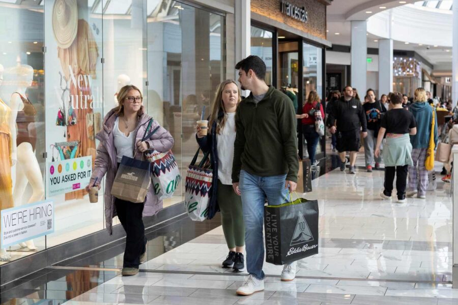 Pessoas caminhando no Shopping King of Prussia na Pensilvânia, EUA