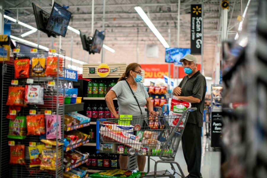 Consumidores em loja do Walmart, em North Brunswick, Nova Jersey, EUA