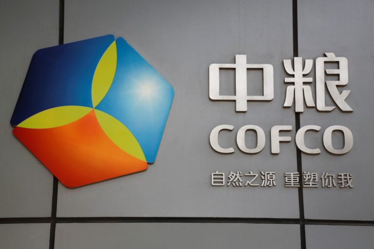 Image mostra logo da Cofco fotografado em Pequim, China