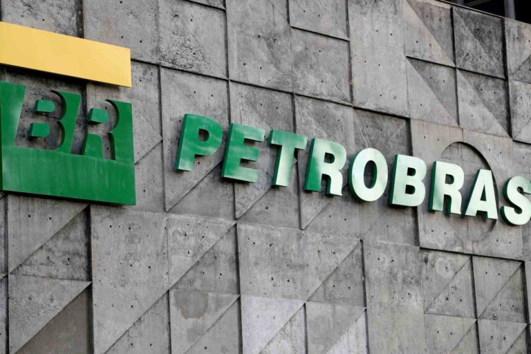 Imagem mostra o Logo da Petrobras na sede da estatal, no Rio de Janeiro.