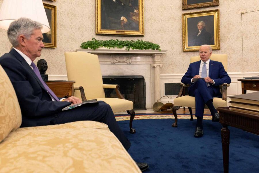 Foto mostra presidente dos EUA, Joe Biden, de frente para Jerome Powell, presidente do Federal Reserve (banco central dos EUA)